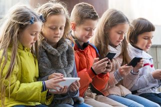 Vyrůstají s technologiemi: natáčení od osmi let a hodiny denně online - Seznam Zprávy